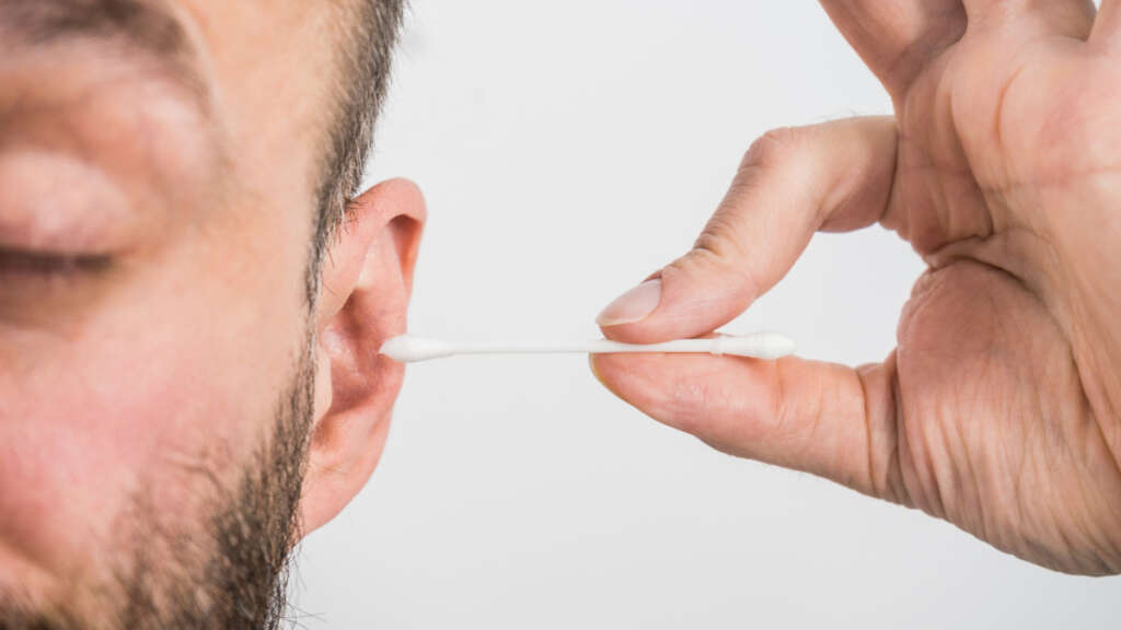 Pulizia delle orecchie e rimozione del cerume: metodi e consigli